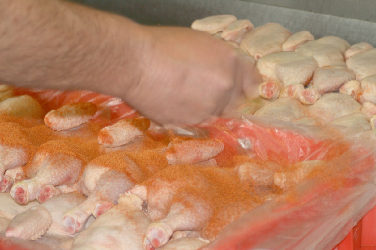 Frische Hähnchen werden gewürzt